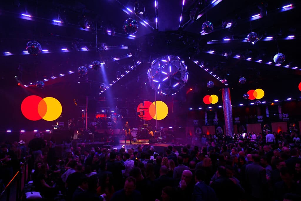 Perché MasterCard ha deciso di togliere il nome dal suo logo