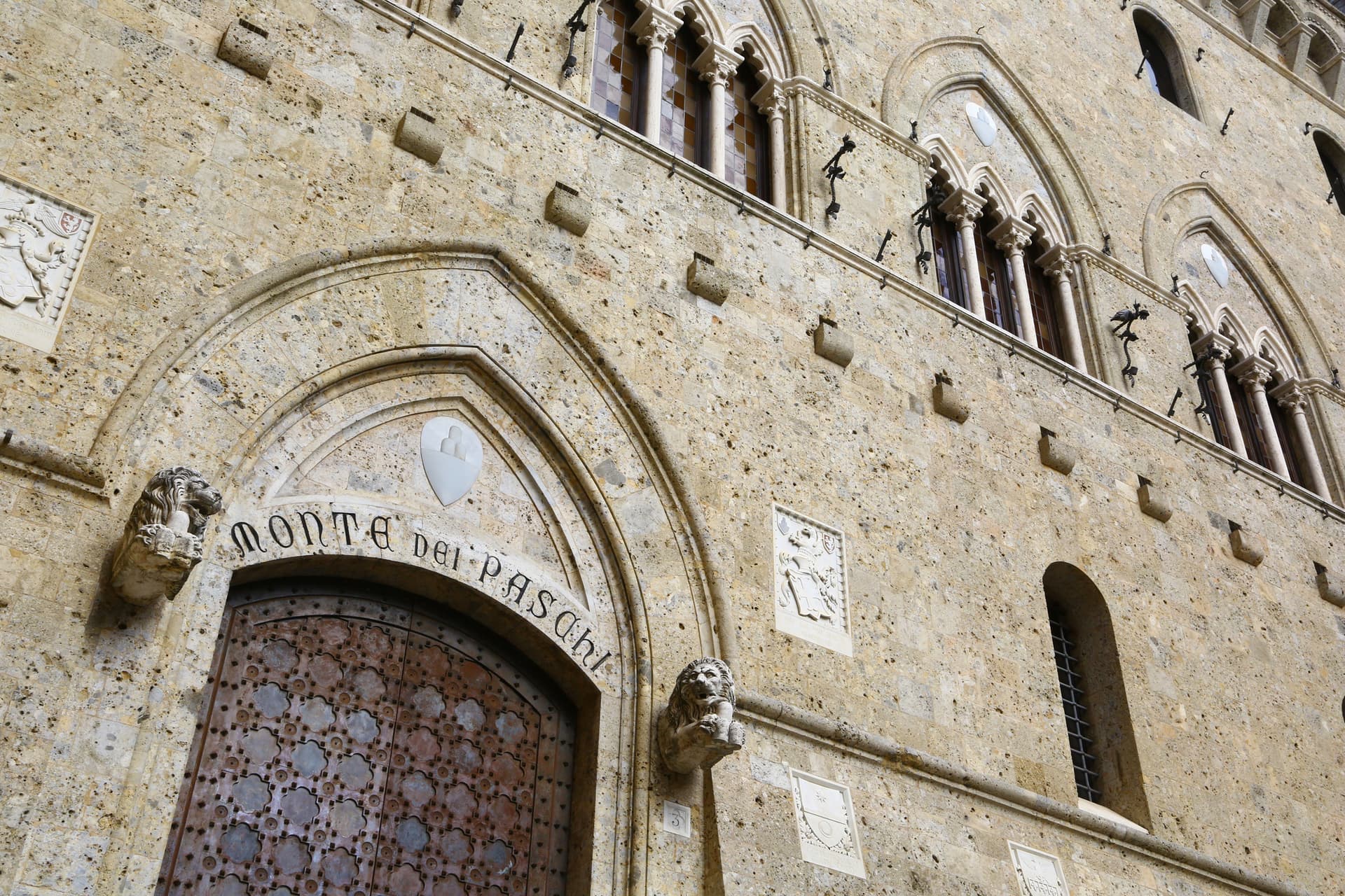 Perché Mps ha lanciato il piano da 34 miliardi: la mossa di Lovaglio per bloccare l'avanzata di Intesa
