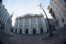 Borse sotto pressione per la guerra in Iran: Milano paga lo shock petrolio, volano energia e difesa