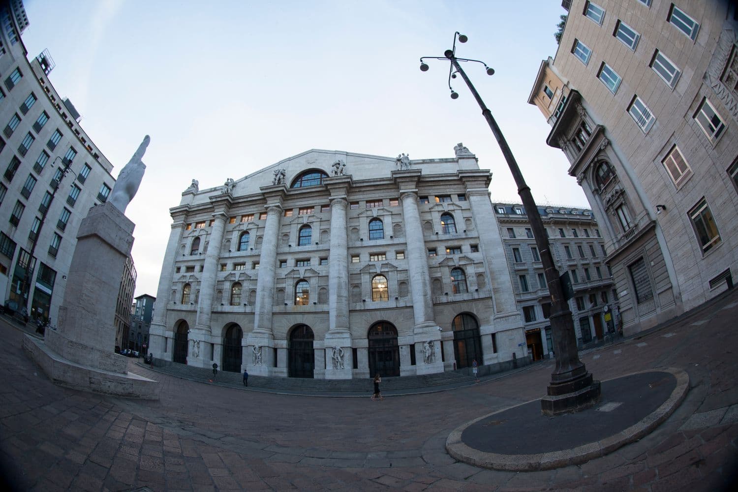 Borse sotto pressione per la guerra in Iran: Milano paga lo shock petrolio, volano energia e difesa