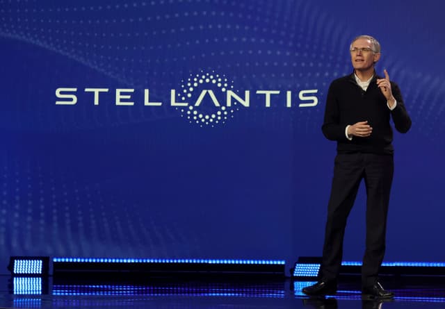 Stellantis taglia le stime per il 2024 e crolla in Borsa. All'orizzonte una possibile fusione con Renault?