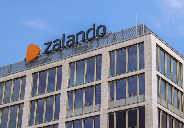 Zalando chiude il suo centro logistico in Germania: 2.700 posti a rischio e titolo sotto pressione