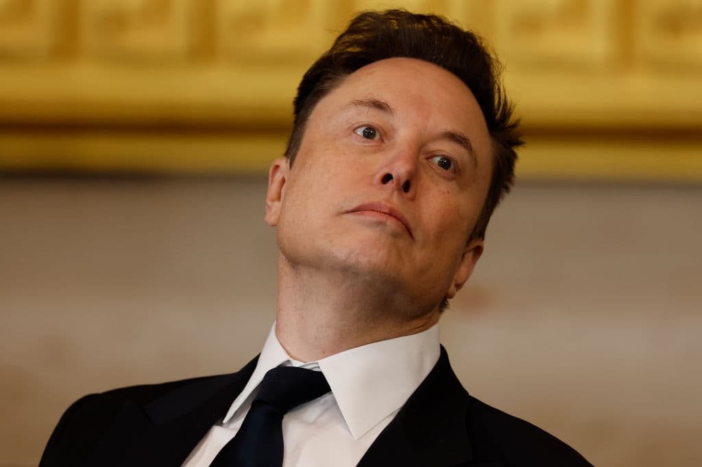Il patrimonio di Elon Musk perde 50 miliardi di dollari mentre Tesla arretra in Borsa, ma il traguardo del trilione si avvicina