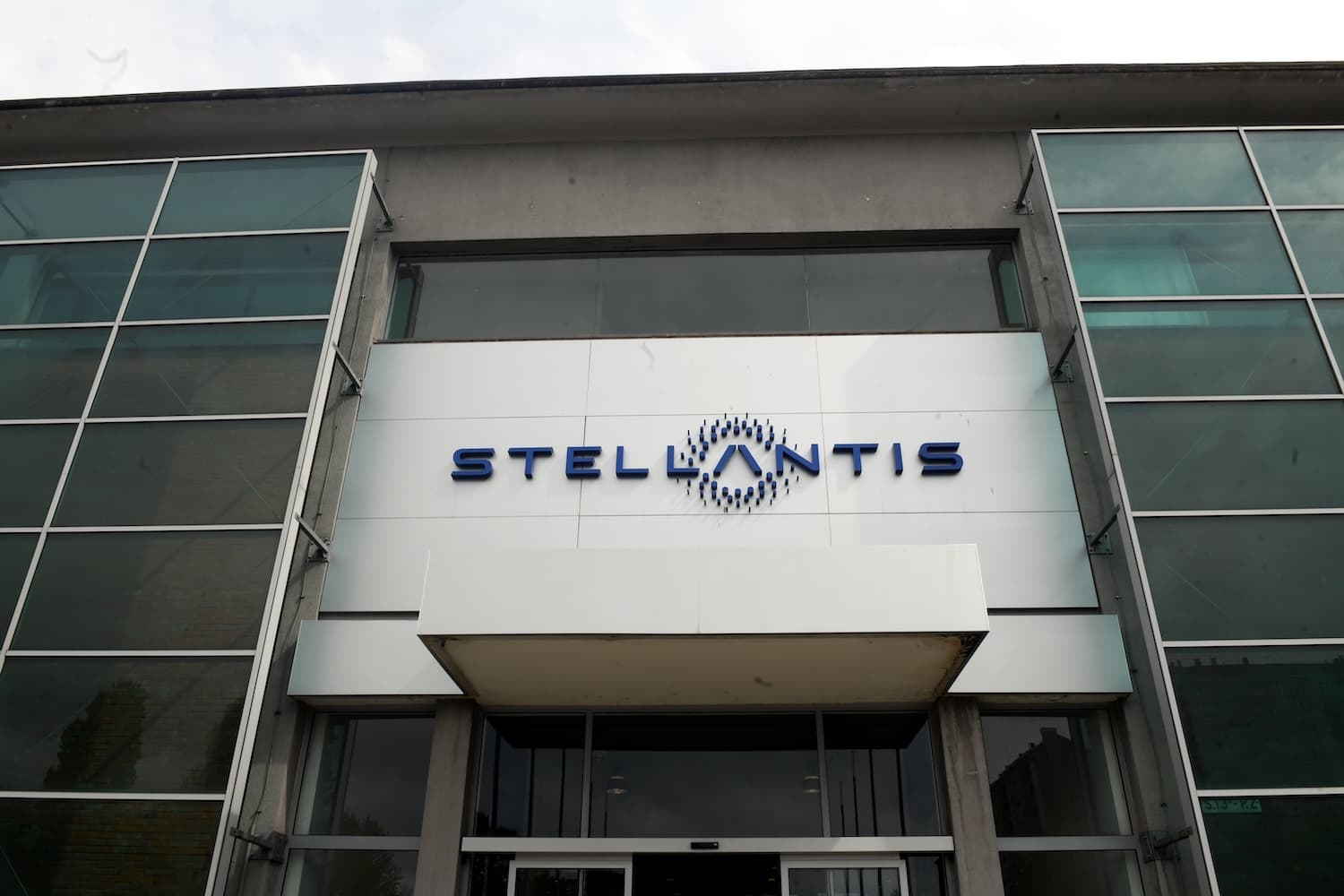 Stellantis lancia profit warning: cambio di strategia sull'elettrico e niente dividendo nel 2026