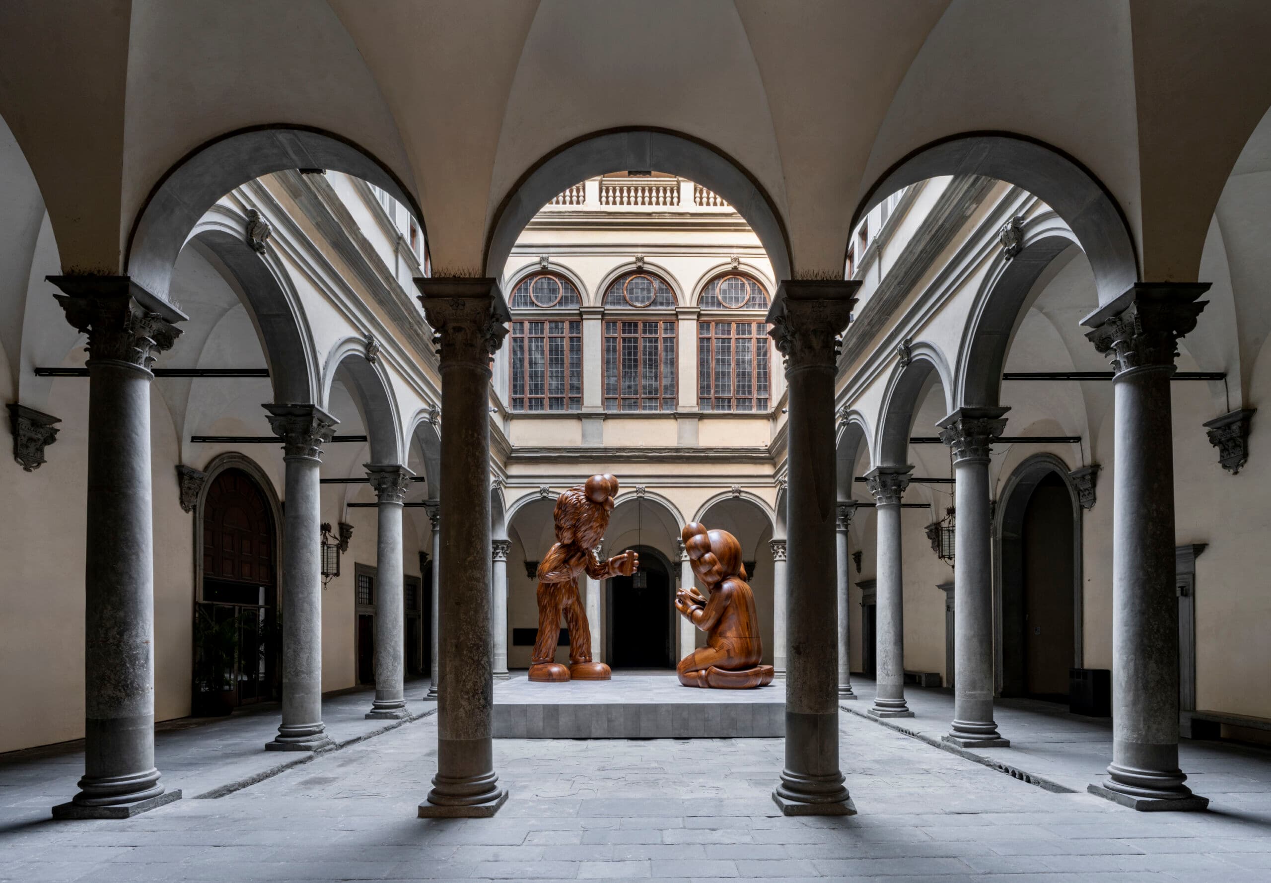 Dal Beato Angelico agli smartphone: Kaws trasforma Palazzo Strozzi in un ponte tra Rinascimento e presente