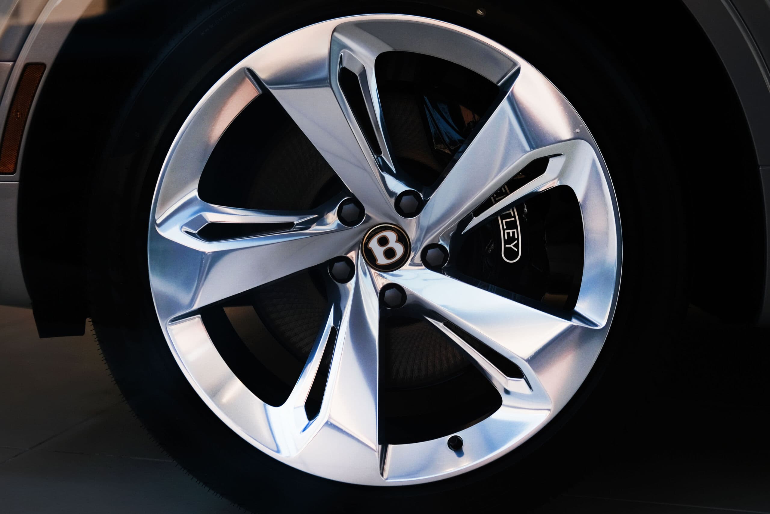 Bentley taglia 275 posti mentre calano le vendite in Cina e pesano i dazi Usa