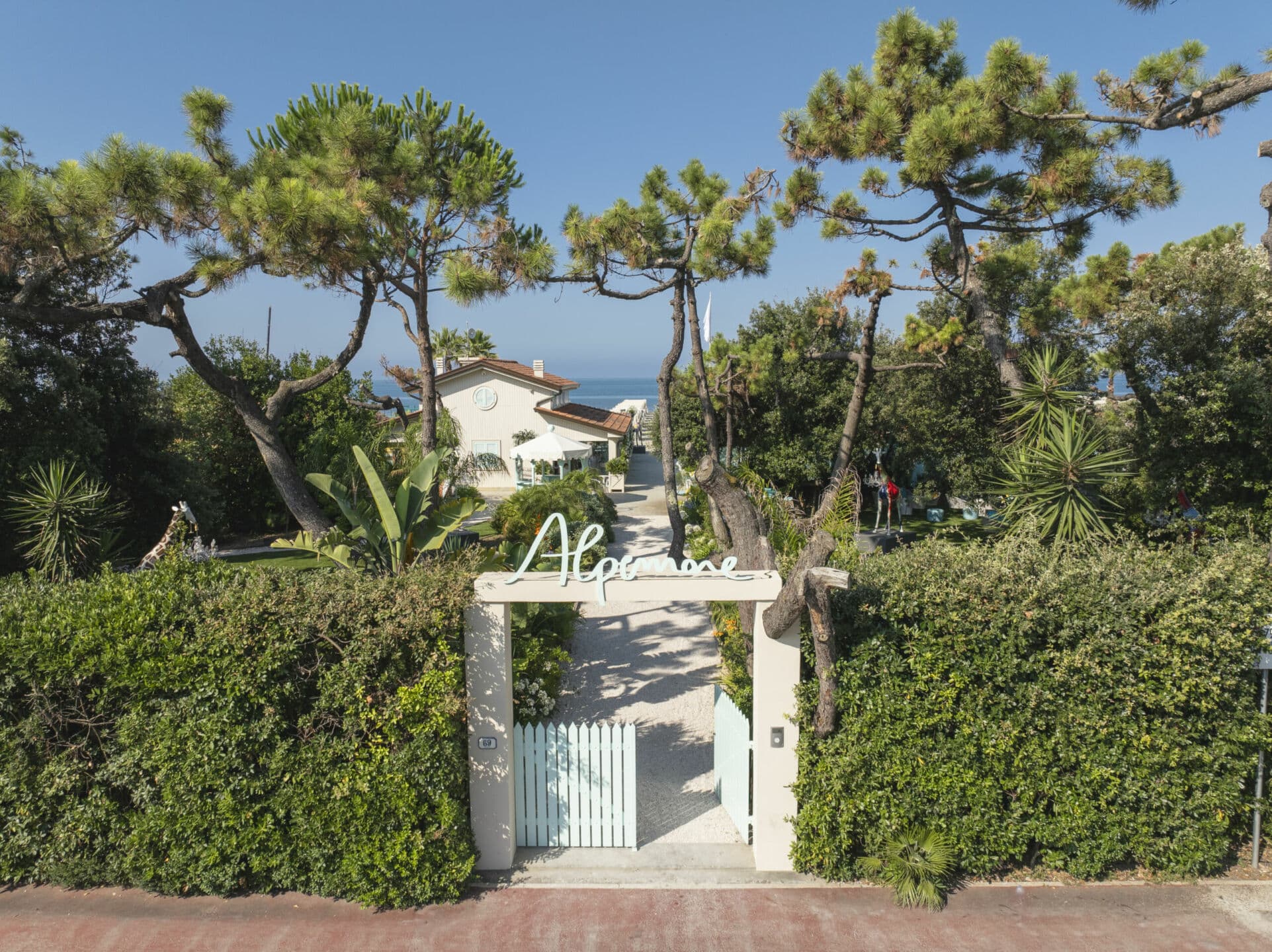 Alpemare, il beach club della famiglia Bocelli dove la bellezza non è mai un accessorio