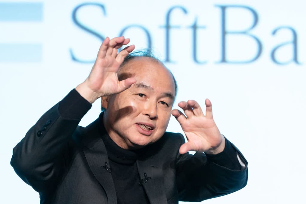 Crollano i titoli dell'AI dopo gli appelli al rallentamento: il patrimonio del ceo di SoftBank scende di 8 miliardi di dollari