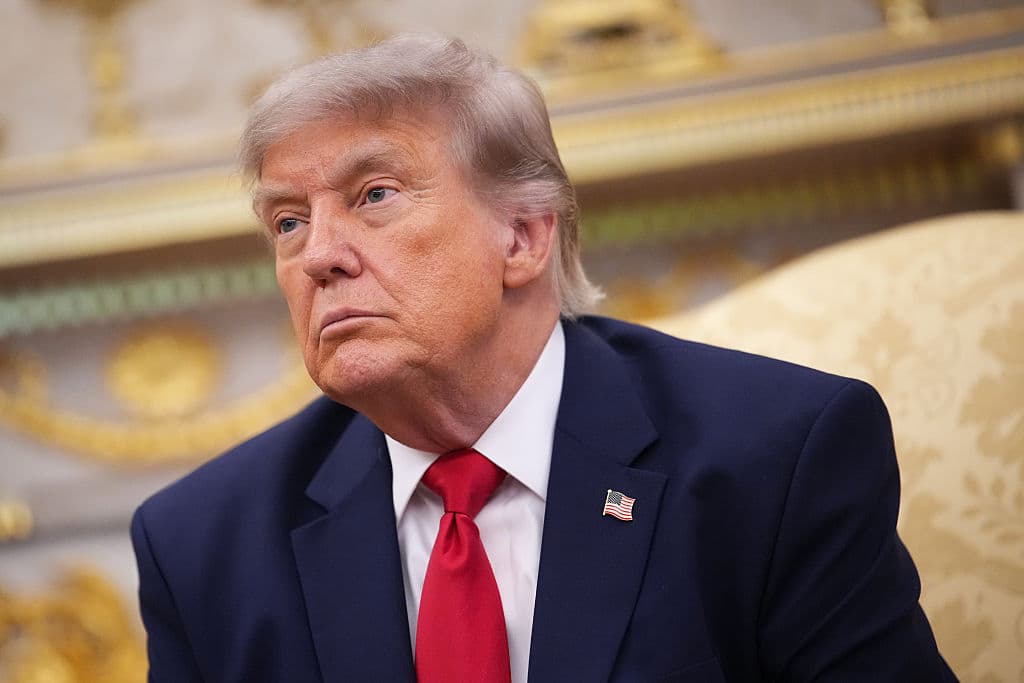 Trump citato in giudizio: sotto accusa la vendita dell'accesso anticipato ai suoi post su Truth Social