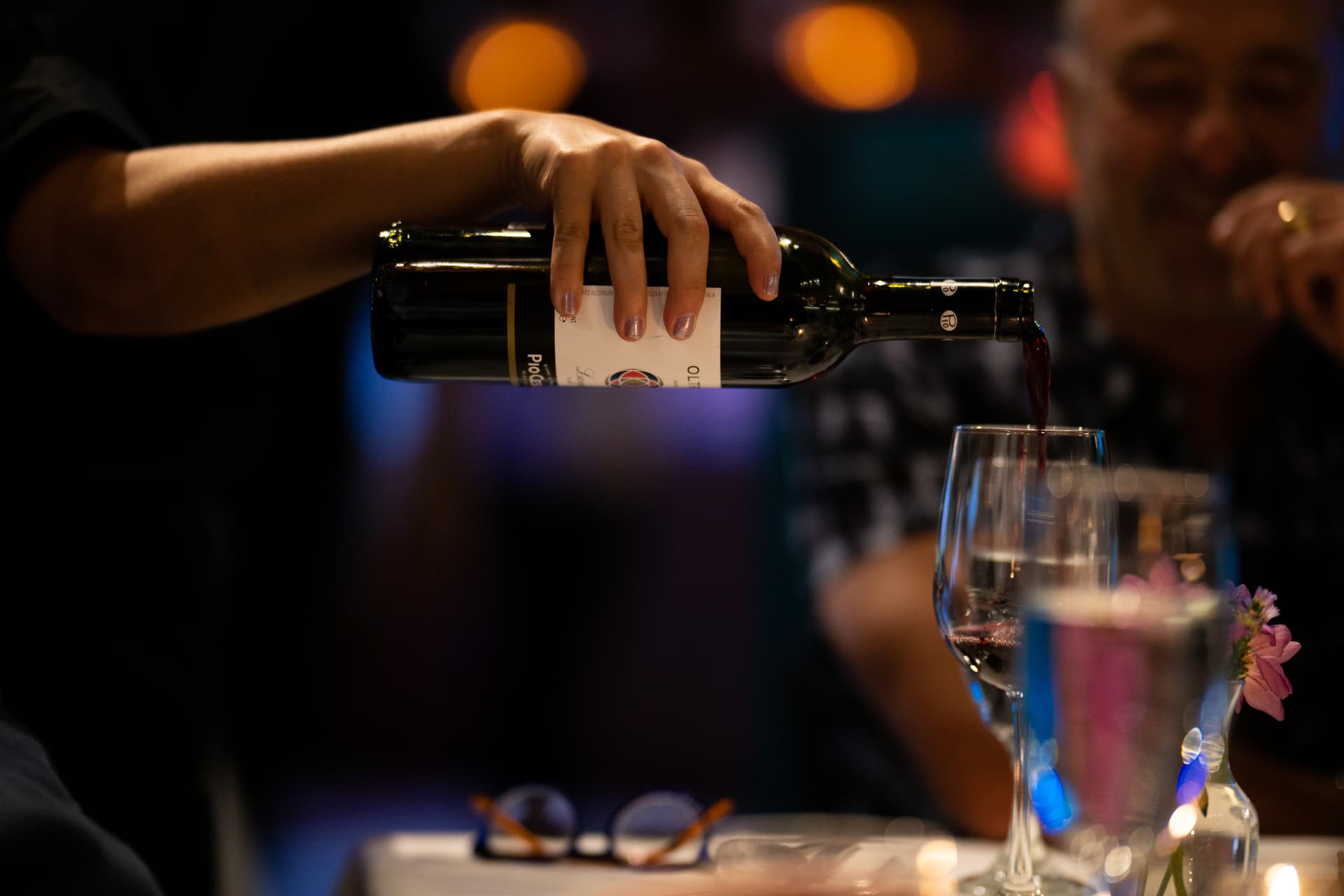 Il vino fa bene o fa male? La risposta della scienza tra rischi biologici e valore sociale